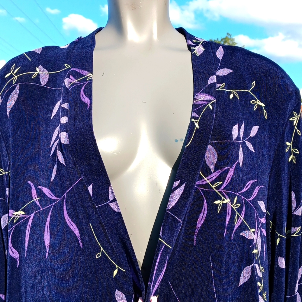 R&M RICHARDS by KAREN KWONG WOMAN LADIES BEAUTIFUL FLORAL TOP/BLUE BACKGROUND